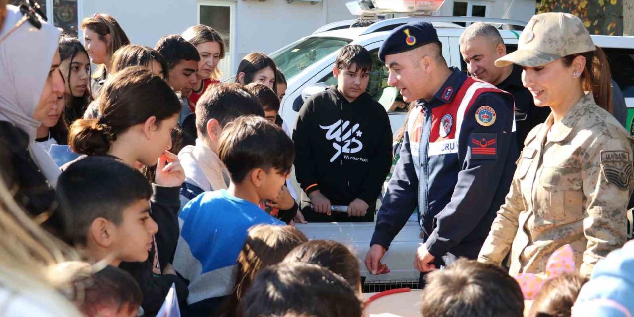 Öğrenciler, Jandarmanın Faaliyetleri Hakkında Bilgilendirildi