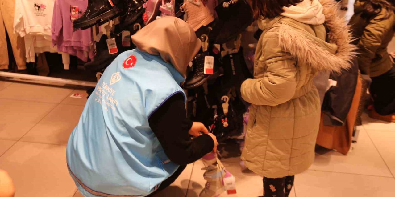 Eskişehir’de Diyanet Vakfı’ndan Miniklere Kıyafet Yardımı