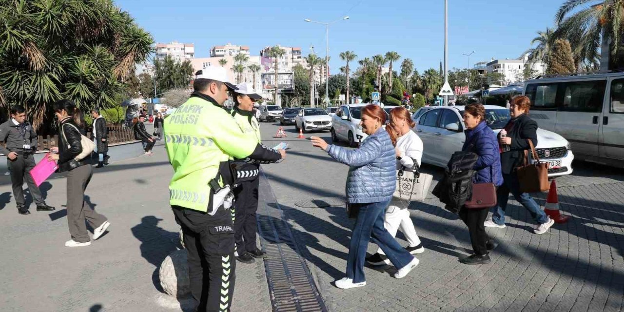 Mersin’de Vatandaşlar Trafik Konusunda Bilgilendiriliyor