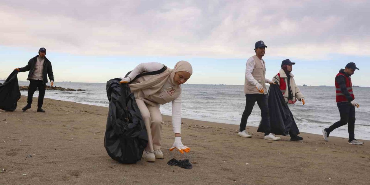Bilim Merkezini Gezen Gençler, Viranşehir Sahilinde Temizlik Yaptı