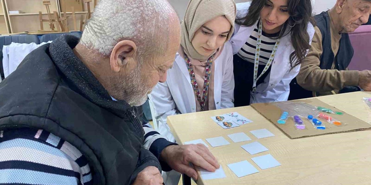 Huzurevindeki Yaşlılar Sosyal Aktivitelerle Vakit Geçiriyor
