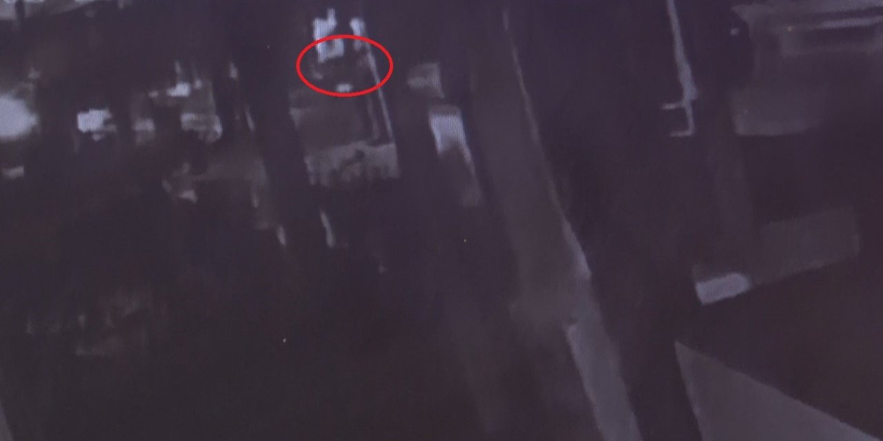 Takla Atan Araçtan Gençleri Yola Savuran Kaza Güvenlik Kamerasında