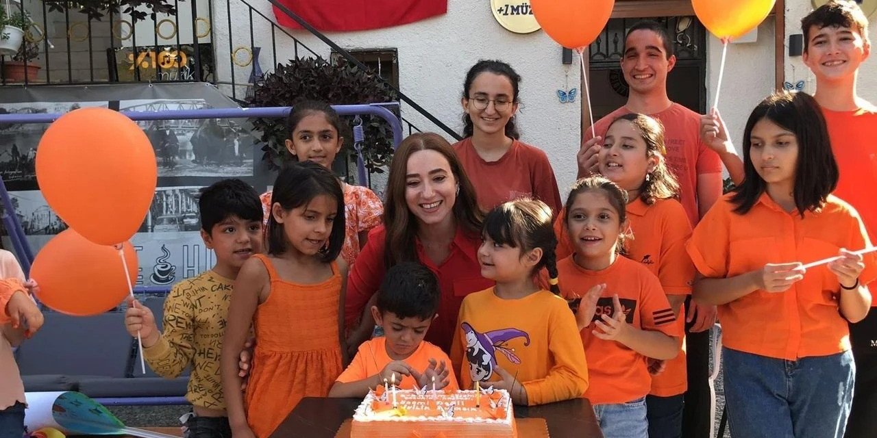 Kanseri 3 Kez Yendi, Şimdi Projeleriyle Tedavi Gören Çocuklara Moral Veriyor