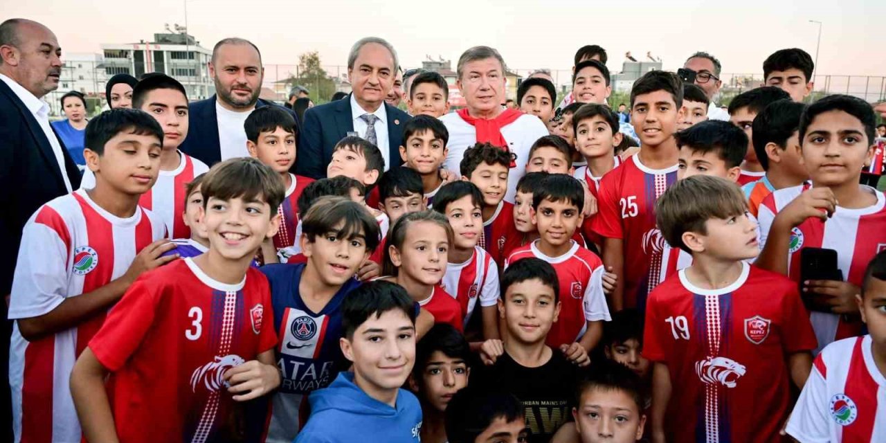 Futbolu Toz Toprak İçinde Değil, Soyunma Odalı Çim Sahada Oynayacaklar