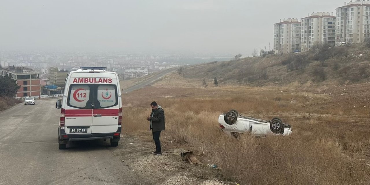 Kayganlaşan Yolda Kontrolden Çıkan Otomobil Şarampole Yuvarlandı