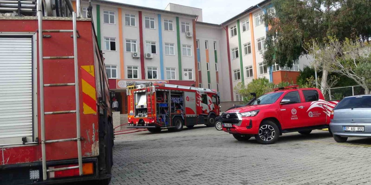 Alanya’da Okulun Trafosu Yandı, Öğrenciler Tahliye Edildi