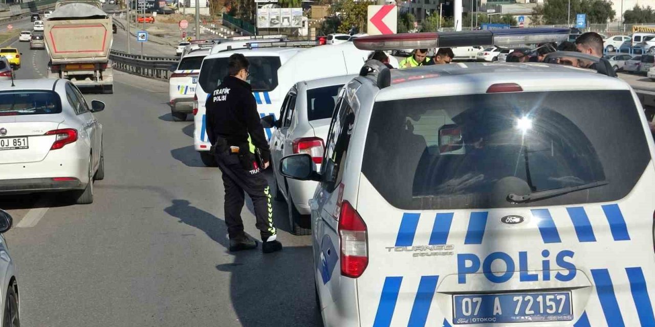 Polisin Lastiklerini Patlatarak Durdurduğu Ehliyetsiz Sürücü: "ehliyetsiziz Diye Araba Mı Kullanmayalım"