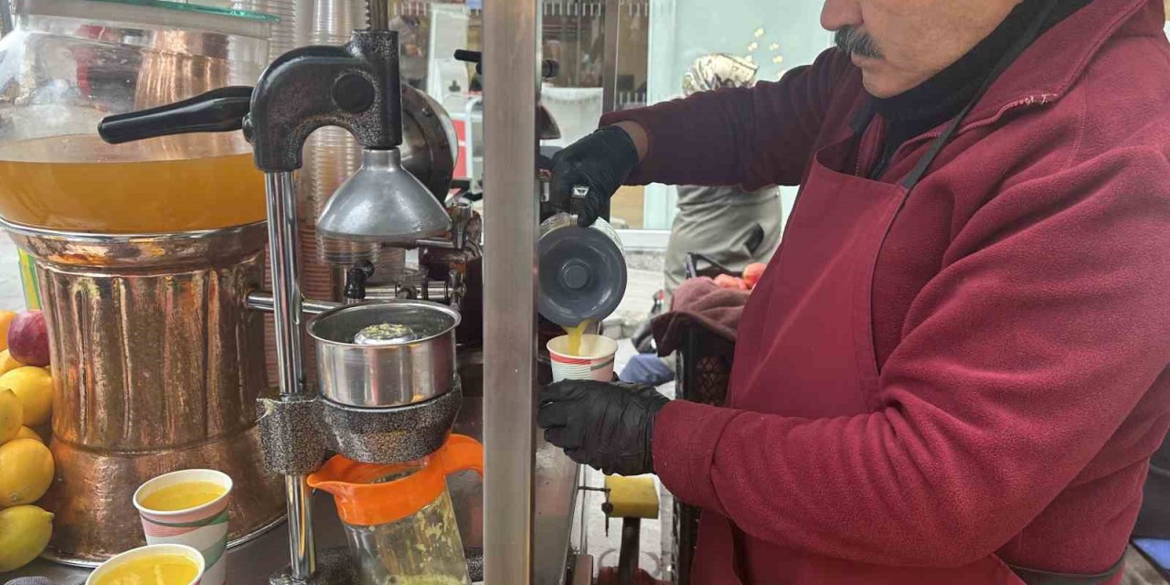 Salgın Hastalıklardan Korunmak İçin Taze Sıkılmış Portakal Suyu Büyük İlgi Görüyor