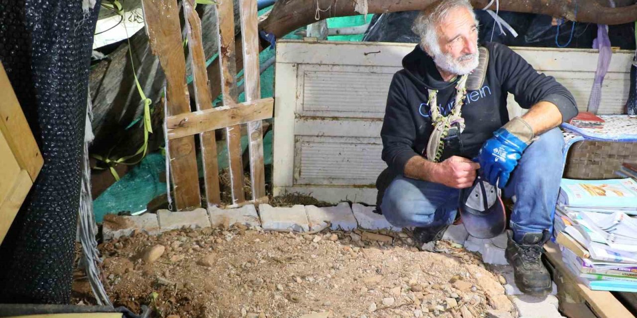 Ölürken Gözyaşlarına Boğulduğu Köpeğini Yaşadığı Barakaya Gömdü