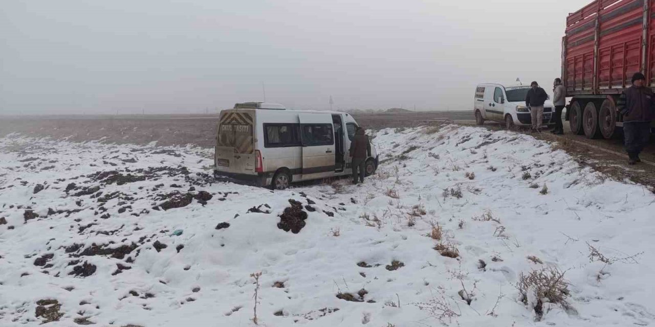 Öğrenci Servisi İle Tır Çarpıştı: 1 Yaralı