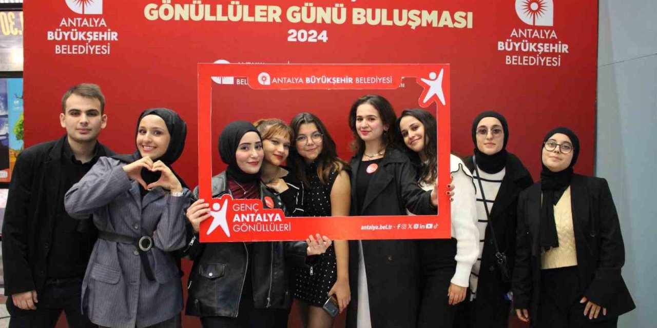 Büyükşehir Belediyesi, Gönüllüler Günü’nü Gençlerle Kutladı