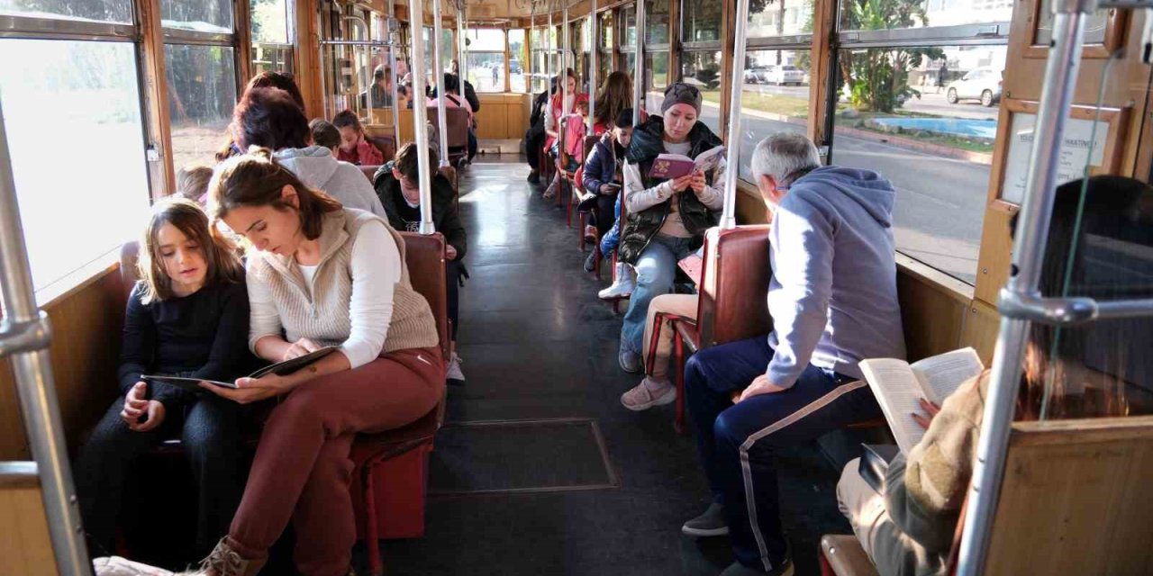 Nostalji Tramvayı’nda Kitap Okudular