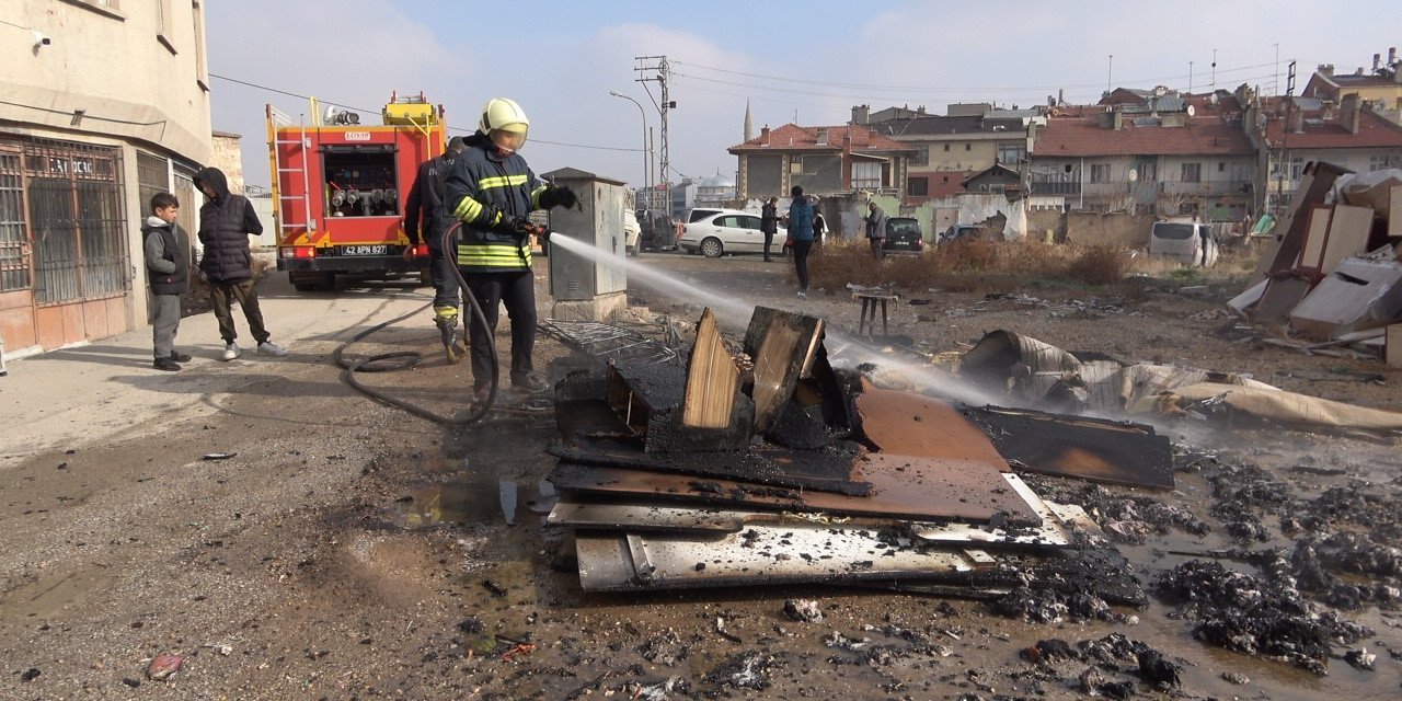 Kira Ödemeyen Kiracı, Tahliye Kararıyla Evden Çıkarılan Eşyaları Ateşe Verdi