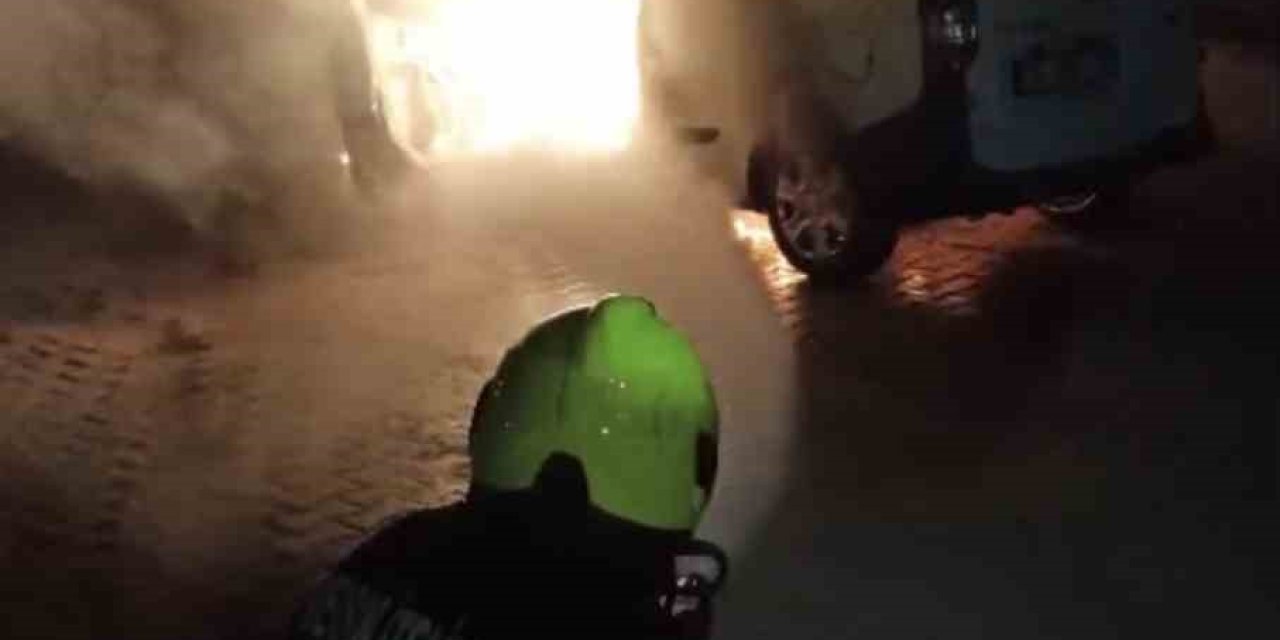 Tarsus’ta Park Halindeki Araç Alev Alev Yandı