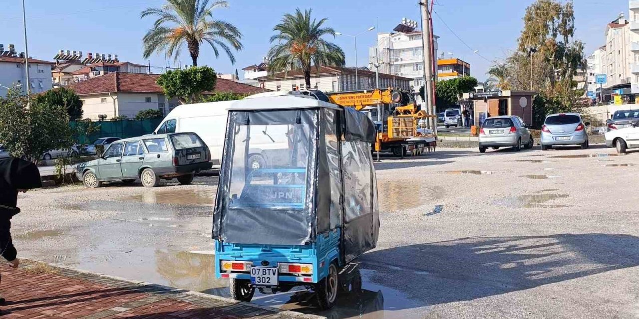 Kaldırıma Çarpıp Devrilen Elektrikli Bisikletin Sürücüsü Yaralandı