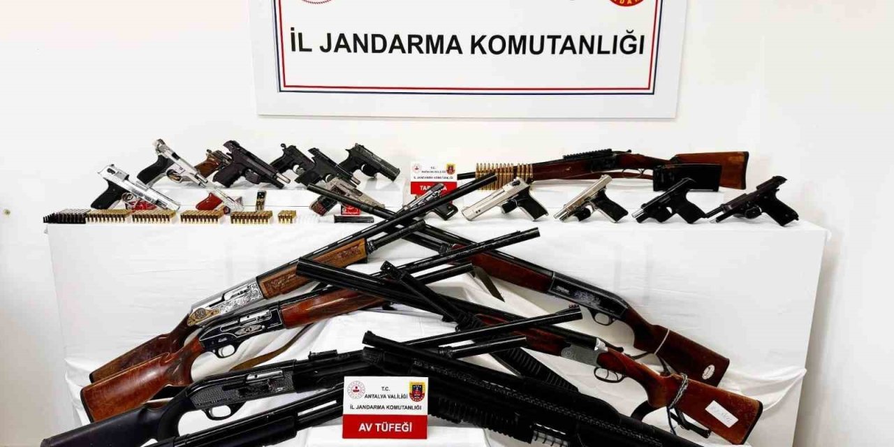 Alanya’da 11 Adrese Eş Zamanlı Silah Ve Uyuşturucu Operasyonu