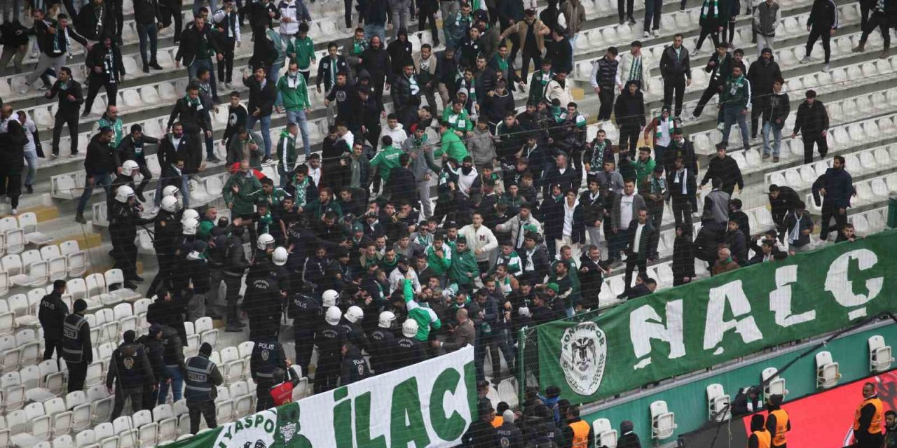 Konyasporlu Taraftarlar Maç Sonu Sahaya Girmeye Çalıştı