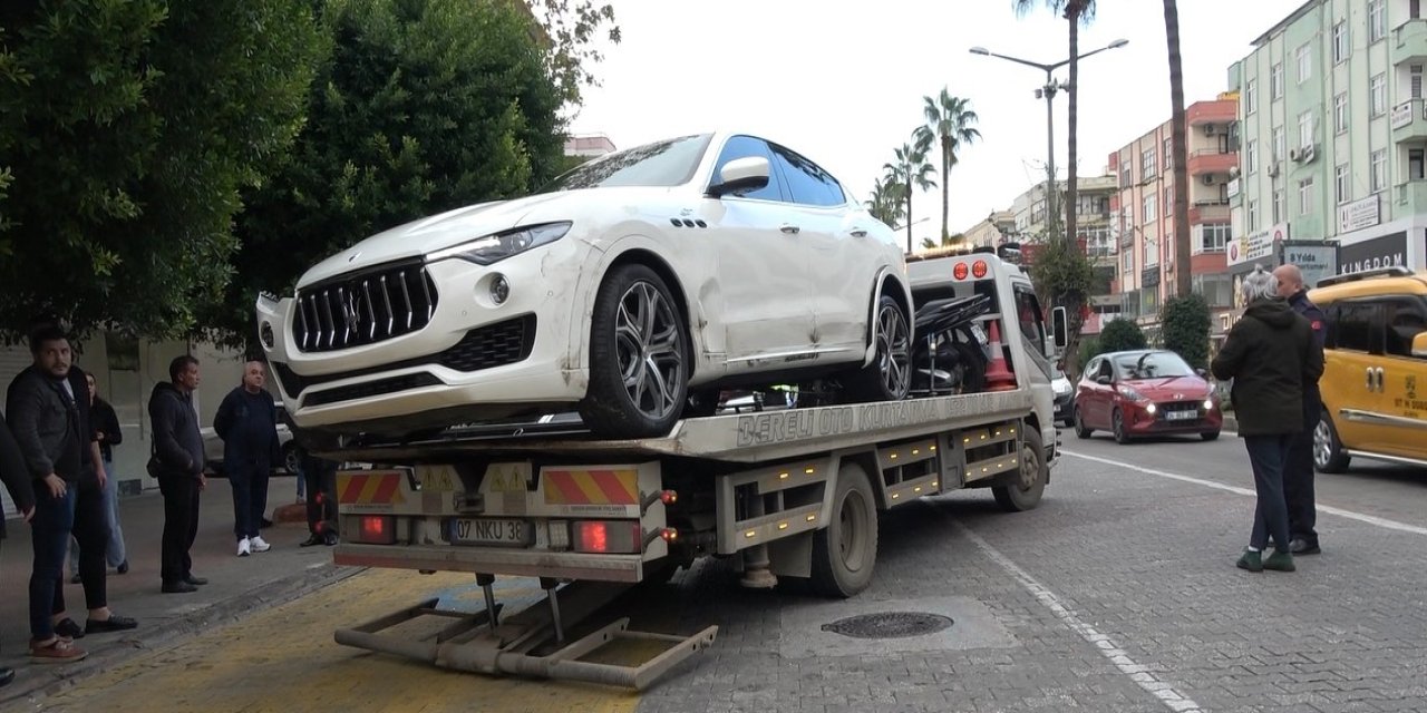 Lüks Marka Araç, Park Halindeki Otomobillere Çarparak Durabildi