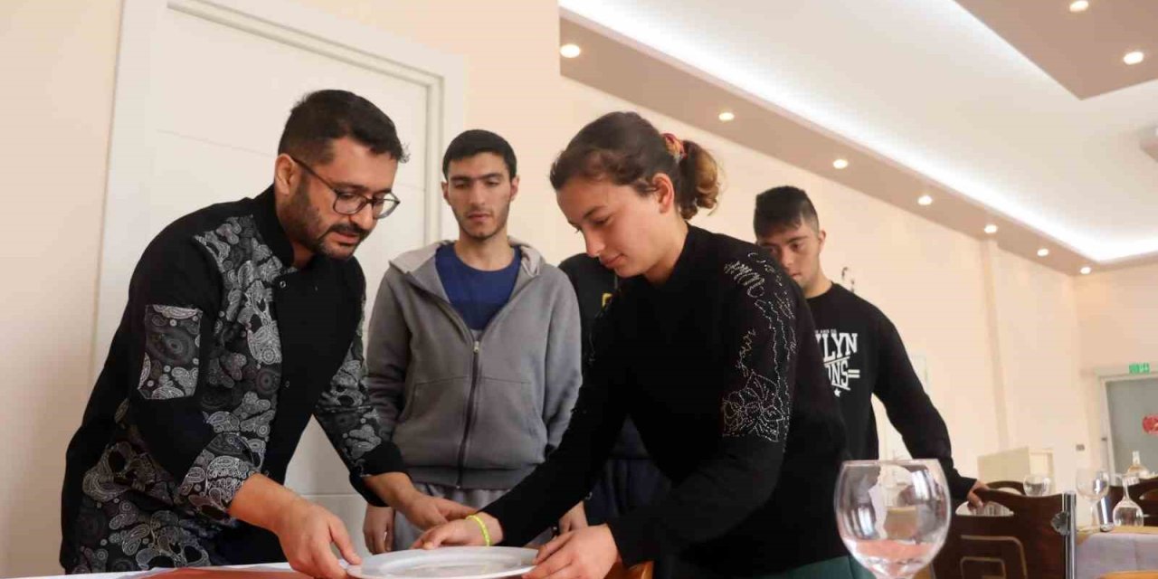 Özel Öğrencilere ’garsonluk’ Eğitimi