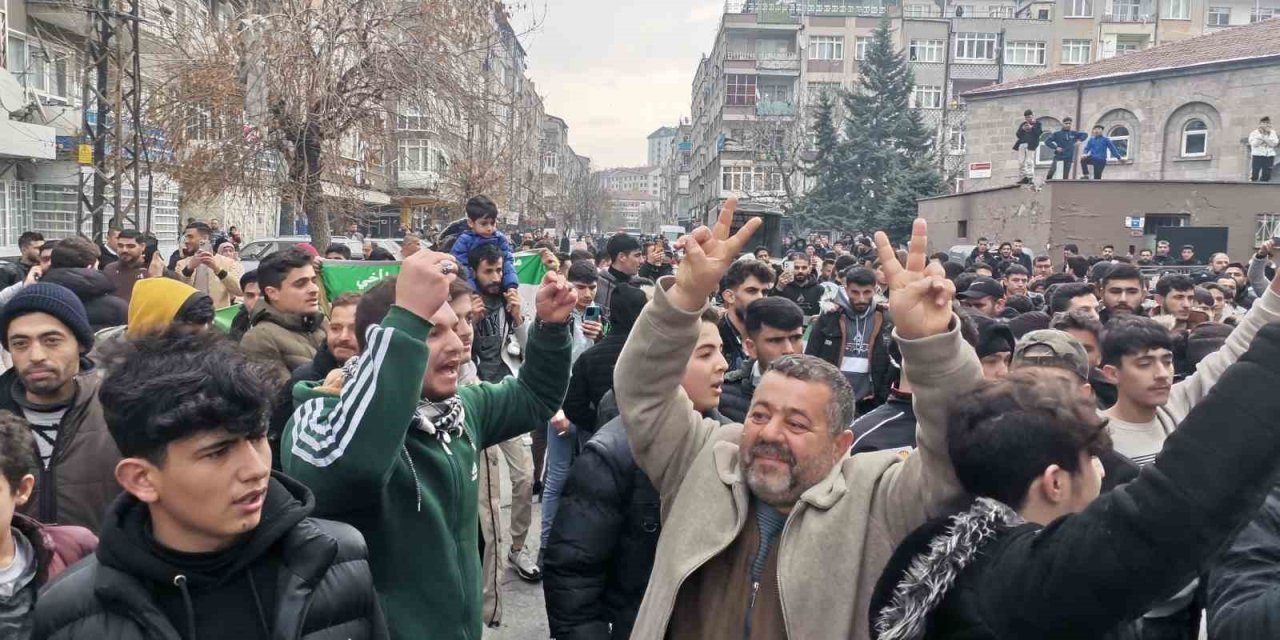 Kayseri’deki Suriyeliler Esed Rejiminin İndirilişini Kutladı