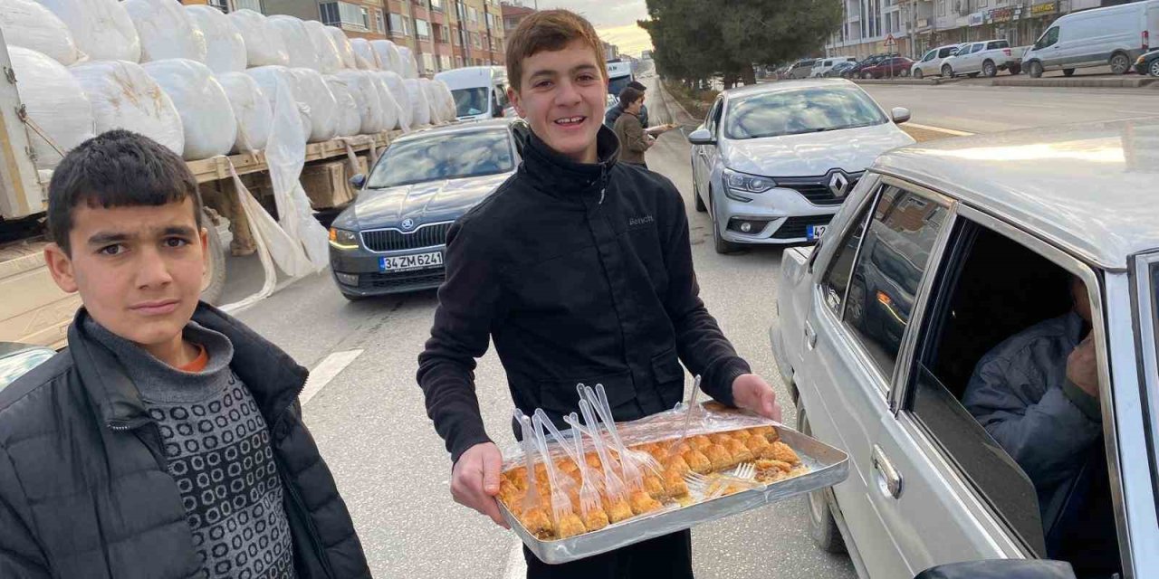Konya’da Esed Rejiminin Son Bulması Sebebiyle Baklava İkramı