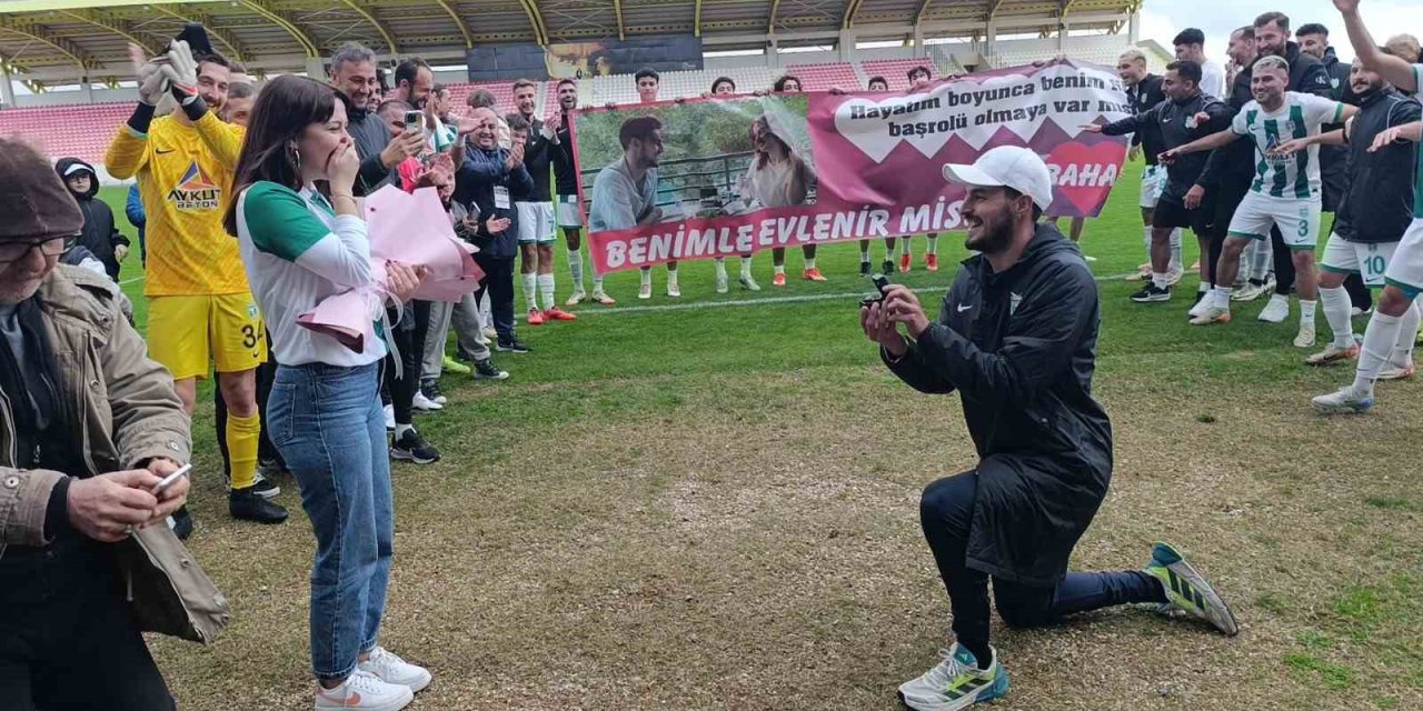 Antrenörden Maç Sonrası Tribündeki Sevgilisine Sürpriz Evlilik Teklifi