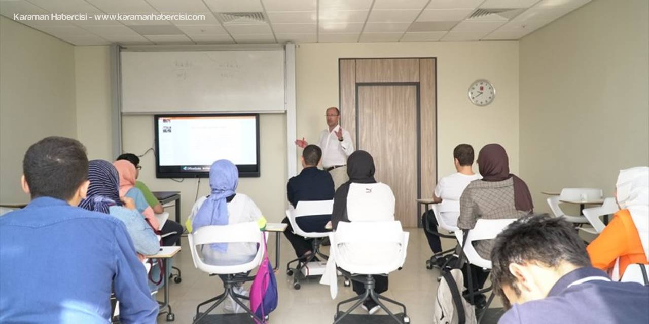 İHÜ Yaz Okulu Lise Öğrencilerini Sosyal Bilimcilerle Buluşturdu