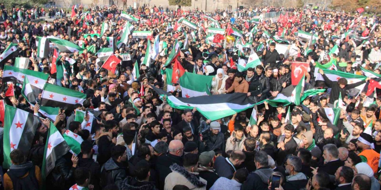 Kayseri’deki Suriyeliler Özgürlüğü Kutluyor