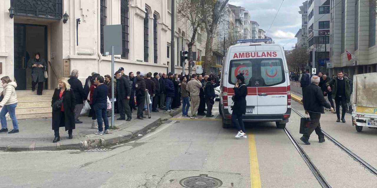 Kalp Krizi Geçiren Yaşlı Adama Çevreden Geçen Hemşire Müdahale Etti