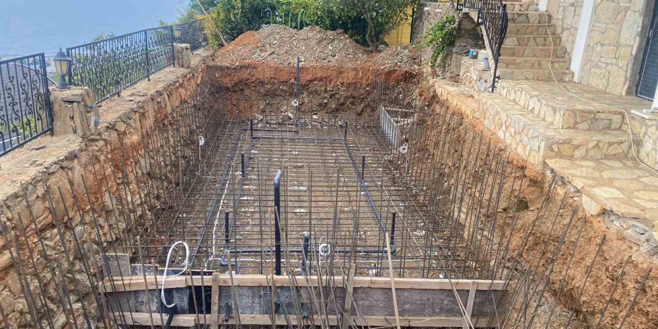 Havuz İnşaatında Çalışan İşçi Yüksekten Düşerek Yaralandı