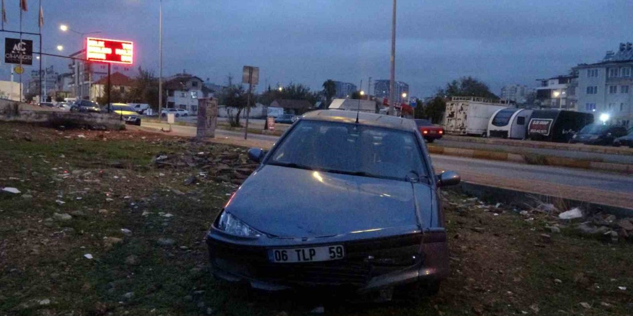 14 Yaşındaki Çocuğun Kullandığı Araç Kaldırımda Yürüyen Aileye Çarptı: 1’i Bebek 3 Yaralı