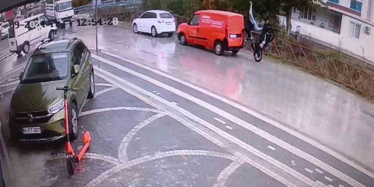 Motosikletliye Takla Attıran Kaza Kamerada
