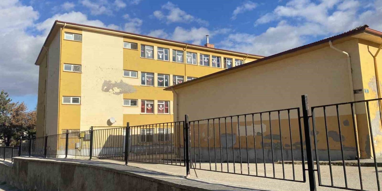 Bakımsız Kalan Ortaokulun Dış Cephesi Dökülüyor