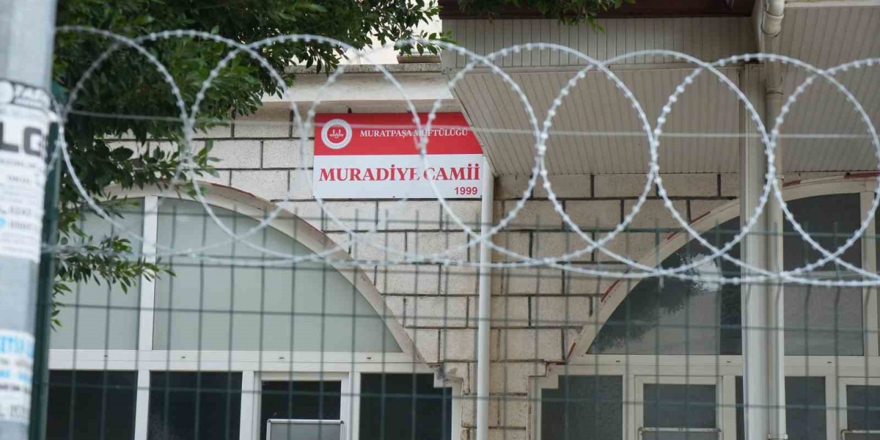 Madde Bağımlıları Sebebiyle Camiye Girmeye Çekinen Cemaat, Cami Duvarını Dikenli Telle Çevirdi