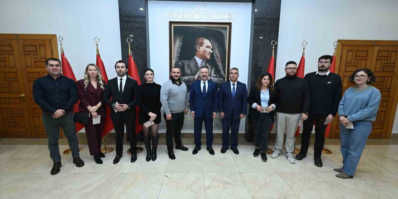 Eskişehir’de Basın Mensupları Vali Aksoy’dan Kartlarını Teslim Aldı