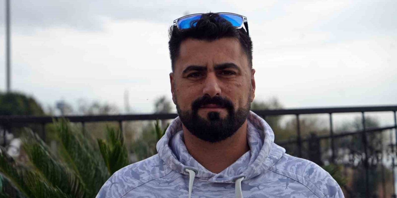 Tuttuğu Boyu Kadar Köpek Balığını Sahilde Kucaklayıp Denize Bıraktı