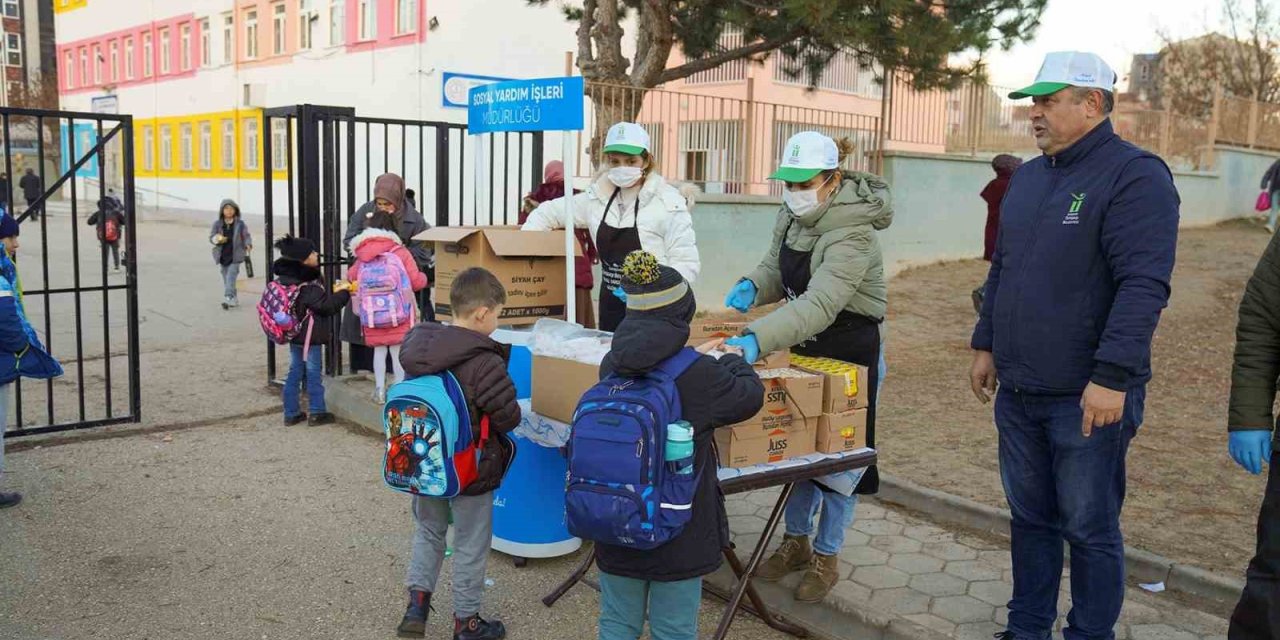 Tepebaşı’ndan Çocuklara Gıda Desteği Sürüyor