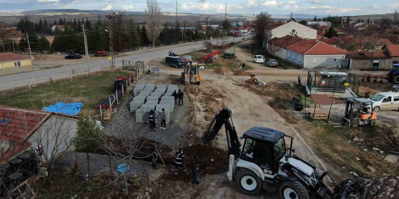 İnönü’de Kilitli Parke Taşı Çalışmalarına Devam Ediliyor