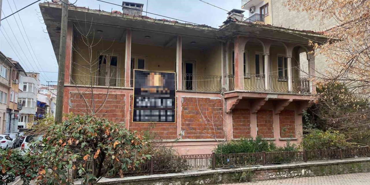Kent Merkezindeki Metruk Tarihi Bina Merak Konusu Oldu
