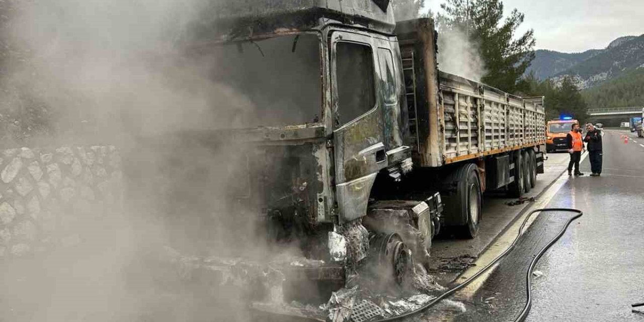 Tarsus’ta Seyir Halindeki Tırın Dorsesi Yandı