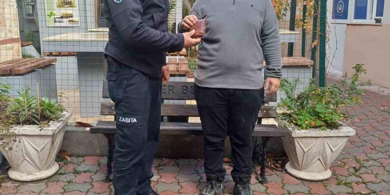 Kaybedilen Cüzdanı Vatandaşa Teslim Ettiler