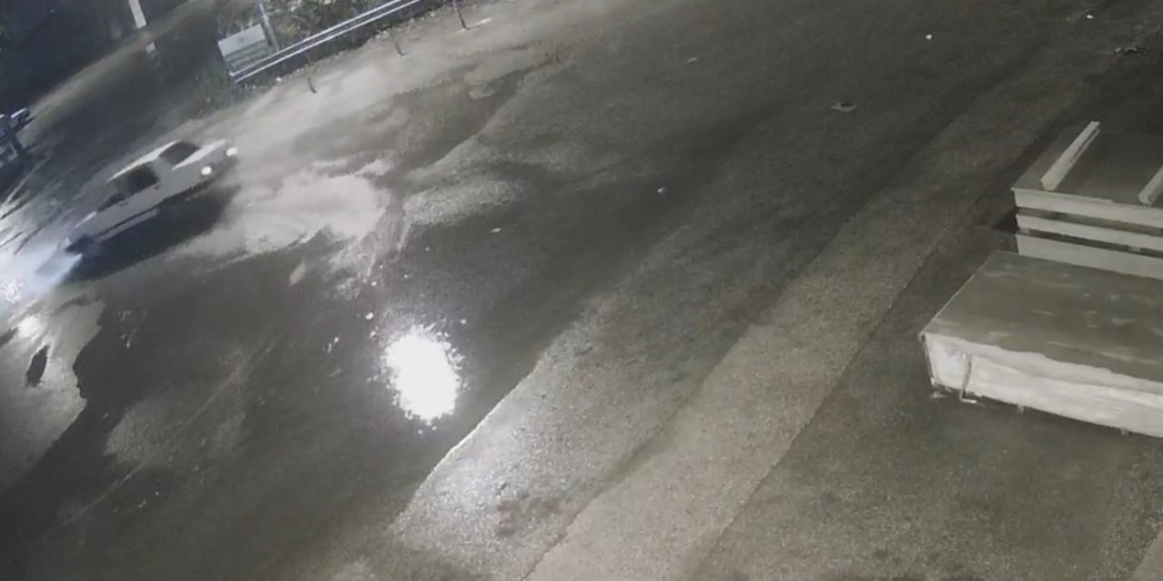 Fiat Tofaş’ın Sulu Drifti Kamerada: 32 Bin Tl Ceza Yedi, İş Yerinin Malzemelerine Çarpıp Kaçtı