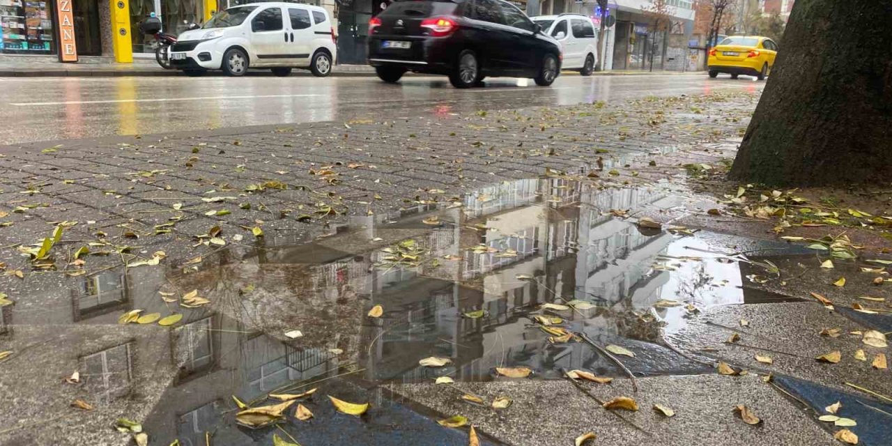 Eskişehir Güne Yağmurlu Başladı