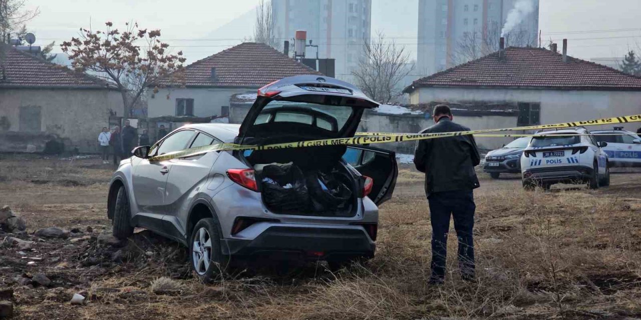 Çalıntı Plakalı Araçla Polisin ’dur’ İhtarına Uymayan Şüpheliler Yakalandı