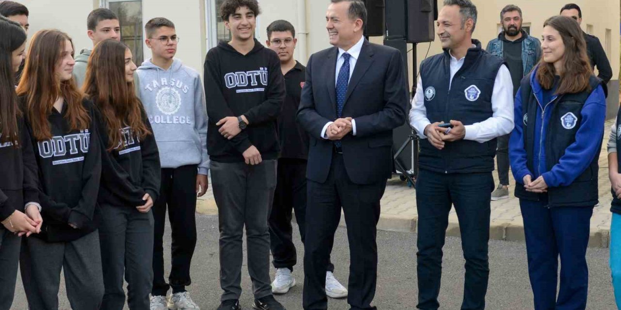 Lise Öğrencilerinden Yenişehir Belediyesinin Hayvan Bakımevine Mama Bağışı