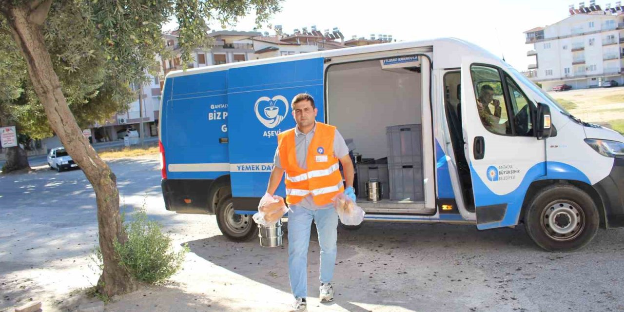 Manavgat’ta İhtiyaç Sahiplerine Günlük 450 Porsiyon Sıcak Yemek Dağıtılıyor