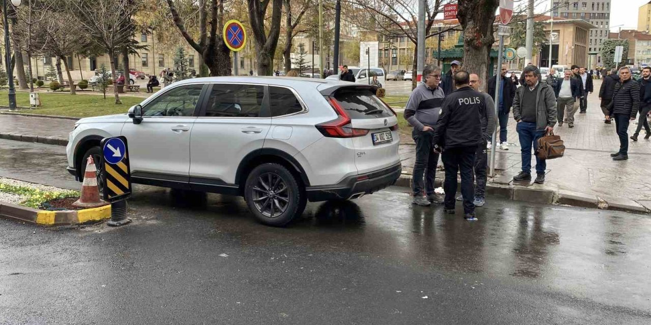 Aracın Aynasının Çarpması Sonucu Yere Düşen Adam Başından Yaralandı