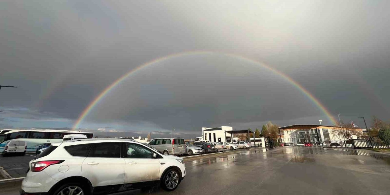 Eskişehir’de Yağmur Sonrası Ortaya Çıkan Rengarenk Gökkuşağı Manzarası