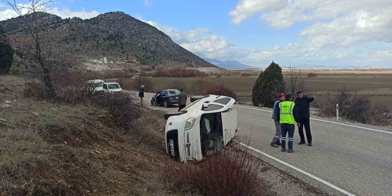 Konya’da Hafif Ticari Araç Otomobille Çarpıştı: 1 Yaralı