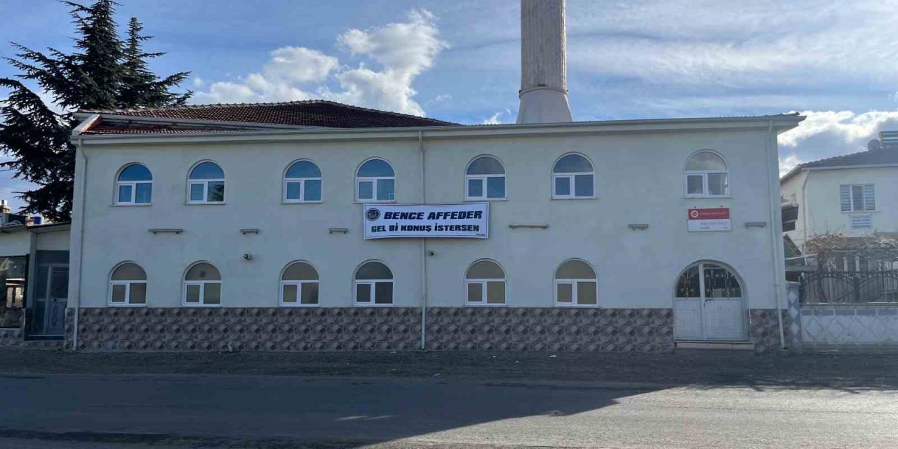 Eskişehir’deki Yavuz Camii’nin Duvarına “bence Affeder, Gel Konuş İstersen” Pankartı Asıldı